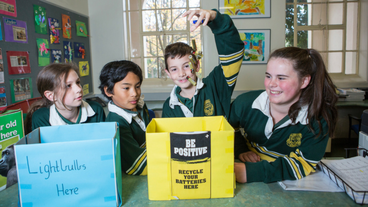 children recycling batteries