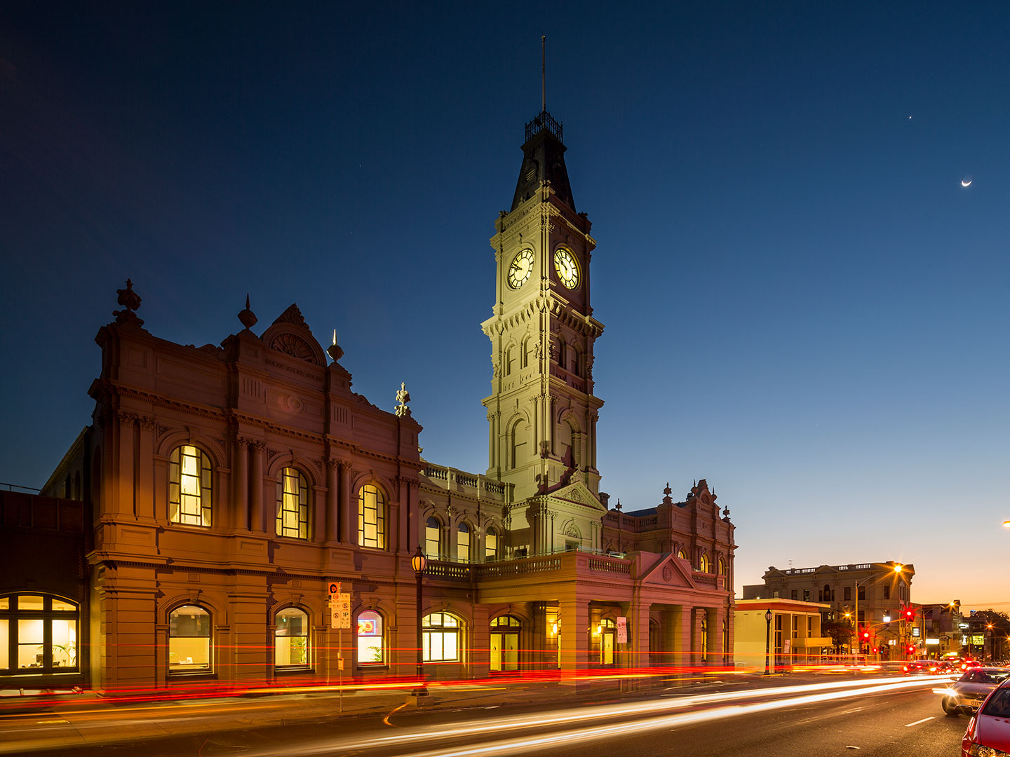 Hawthorn Town Hall by night