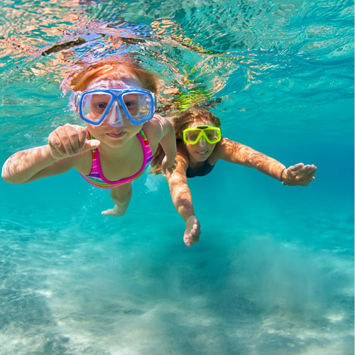 2 kids swimming