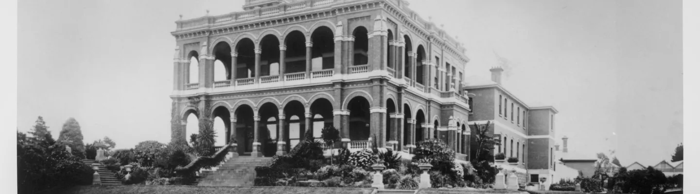 A black and white photo of Raheen Studley Park Rd in Kew.