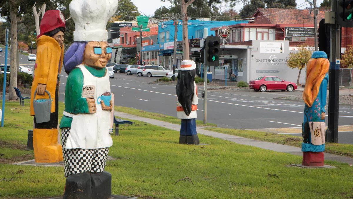 Wooden statues in Greythorn