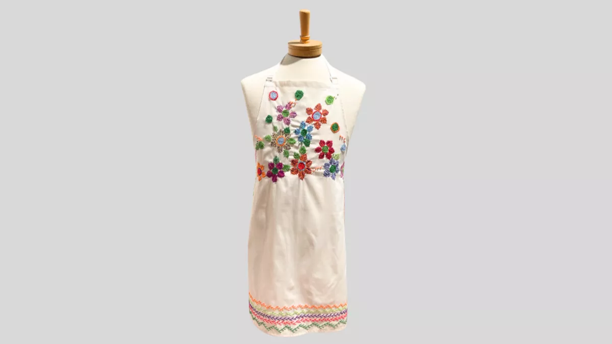 Apron with floral embroidery