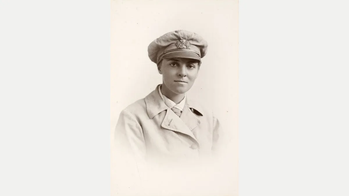 A woman from the 1910s dressed in a driver's outfit