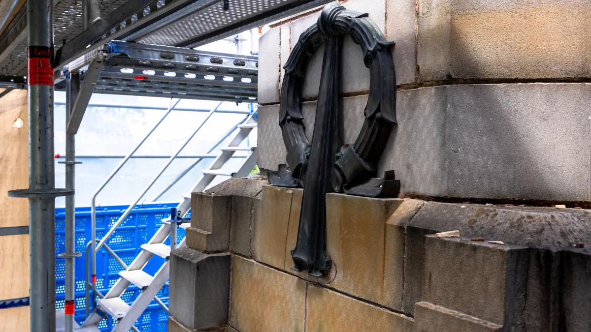 Close-up of the laurel wreath on the memorial