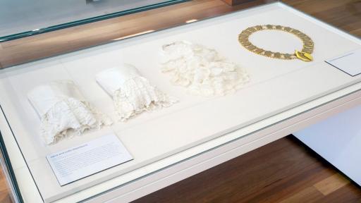 A display case containing a mayoral chain
